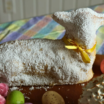 German Lemon Easter lamb cake | Zitronen Osterlamm mit Baiser