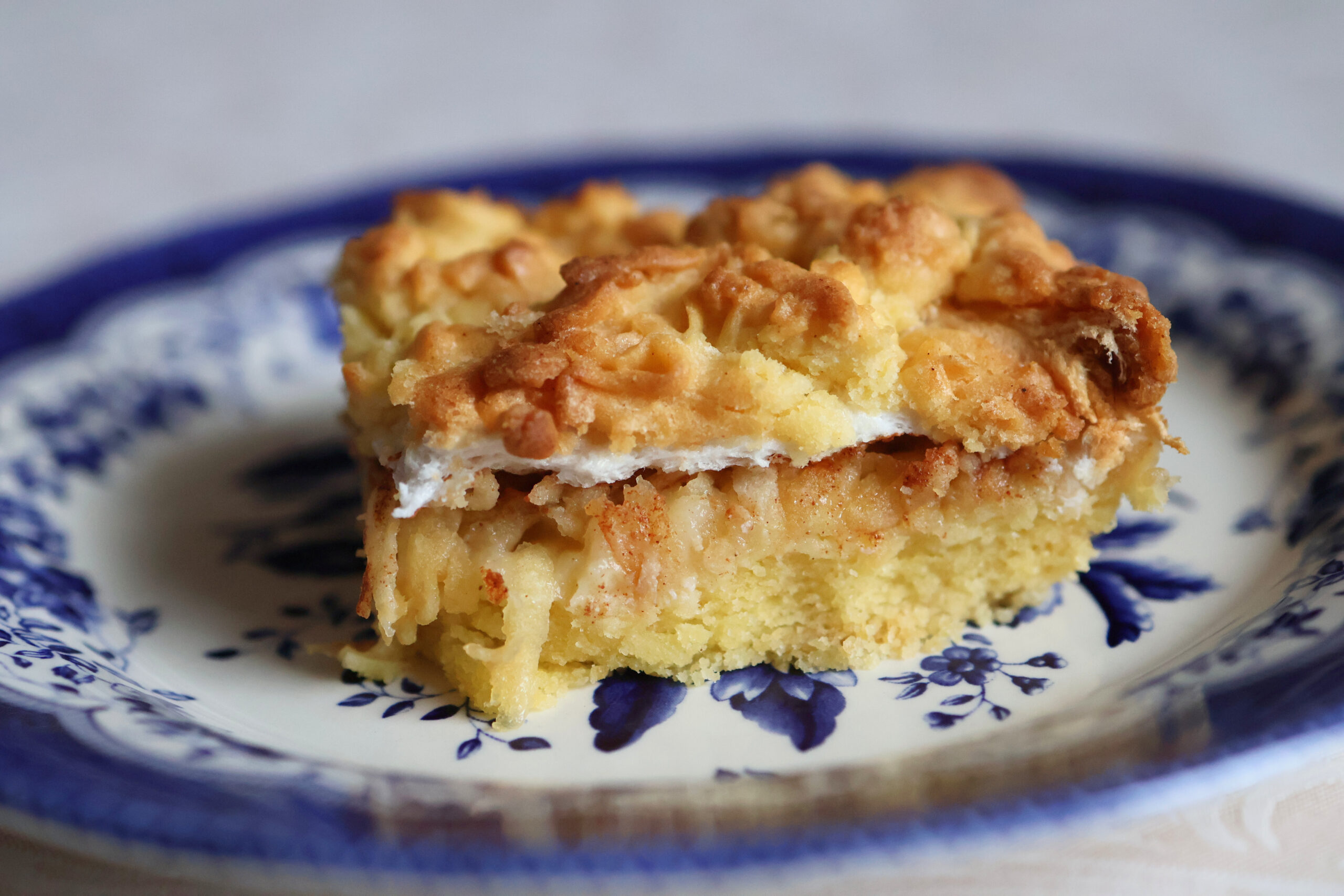 Hraběnčiny řezy | Czech Apple Meringue Cake | Czech Apple Cake | Copyright Bake Across Europe